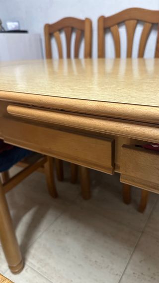 Mesa extensible y 6 sillas de madera