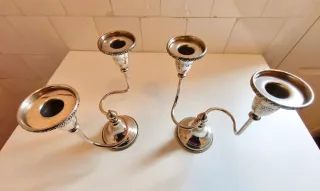 Pareja de candelabros plateados estilo clásico