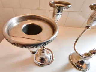 Pareja de candelabros plateados estilo clásico