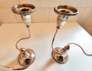 Pareja de candelabros plateados estilo clásico