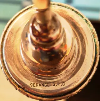 Pareja de candelabros plateados estilo clásico