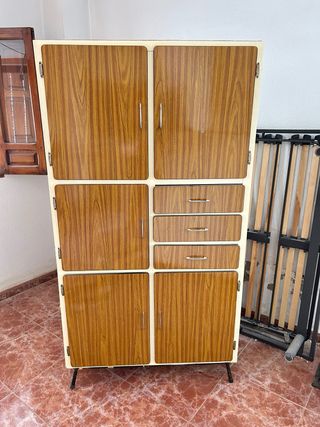 Armario antiguo metal y madera