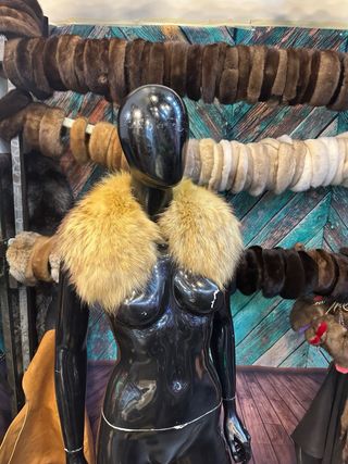 Collo di pelliccia beige e marrone