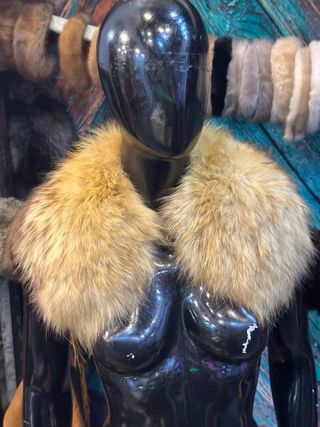 Collo di pelliccia beige e marrone