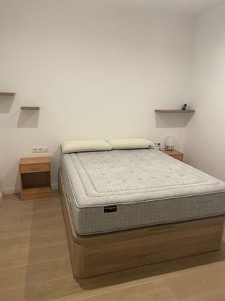 Colchón y canapé de madera