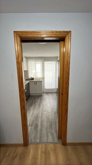 Puerta corredera de madera con cristal