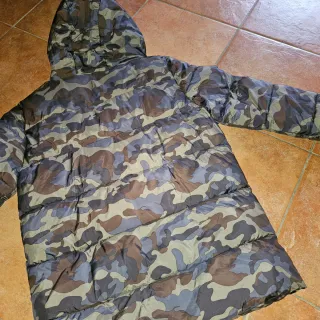 Piumino bambino mimetico con cappuccio