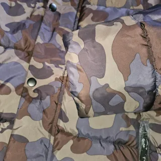 Piumino bambino mimetico con cappuccio