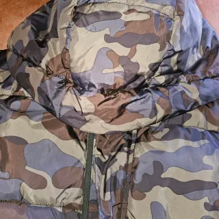 Piumino bambino mimetico con cappuccio