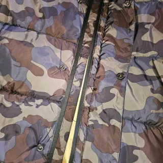 Piumino bambino mimetico con cappuccio