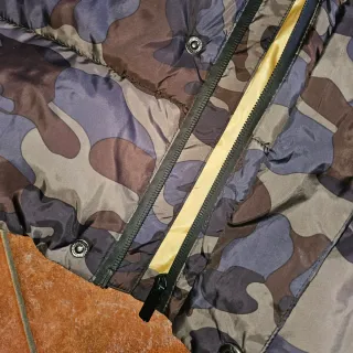 Piumino bambino mimetico con cappuccio