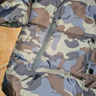 Piumino bambino mimetico con cappuccio