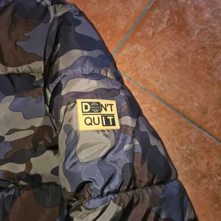 Piumino bambino mimetico con cappuccio