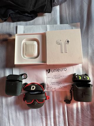 AirPods con custodia