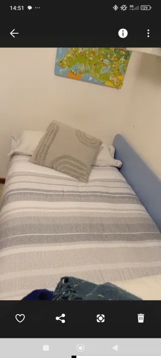 Edredón gris y blanco