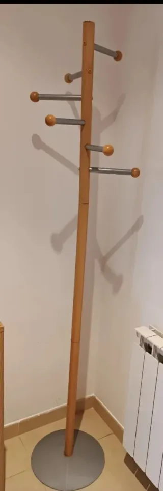 Perchero de madera y metal