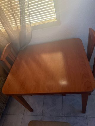 Mesa extensible con 6 sillas , recoger aqui