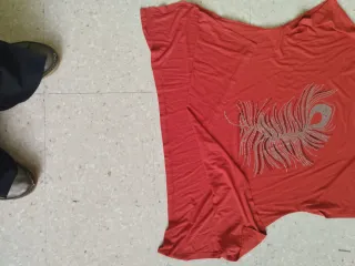 Camiseta ronaranja oscuro con estampado delante