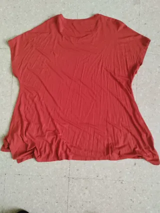 Camiseta ronaranja oscuro con estampado delante