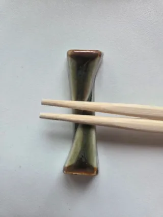 Soporte para palillos de cerámica esmaltada verde