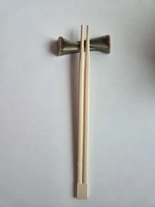 Soporte para palillos de cerámica esmaltada verde