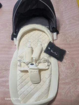 Protector para carro bebé con arnés de seguridad.