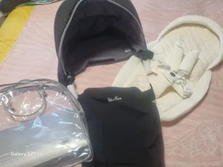 Protector para carro bebé con arnés de seguridad.