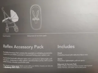 Protector para carro bebé con arnés de seguridad.