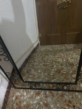 Espejo de dormitorio con marco metálico