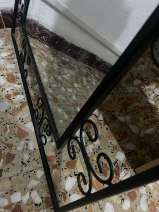 Espejo de dormitorio con marco metálico