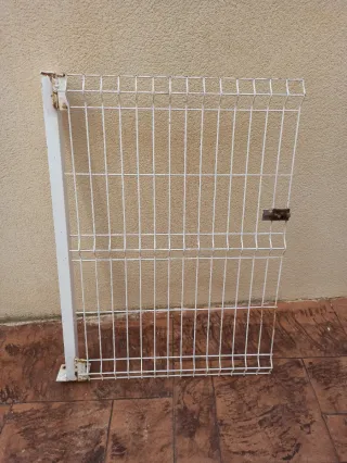 Puerta de metal para escalera