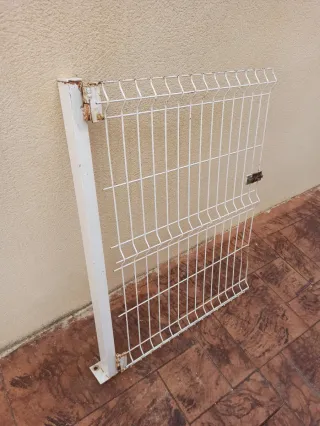 Puerta de metal para escalera