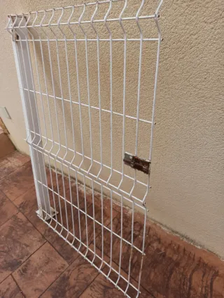 Puerta de metal para escalera