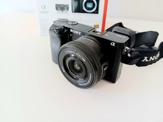 Cámara Sony A6000 con caja