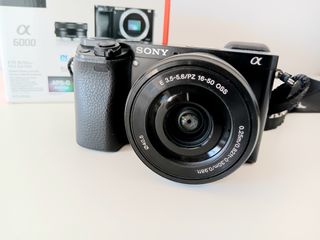 Cámara Sony A6000 con caja