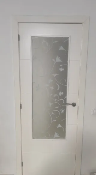 Puerta interior blanca con cristal decorado