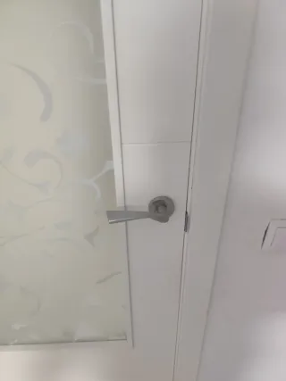 Puerta interior blanca con cristal decorado