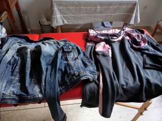 Conjunto de 2 prendas: chaqueta vaquera y sudadera