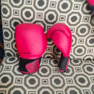 Guantes de Boxeo Decathlon 12oz Negros y rojos.
