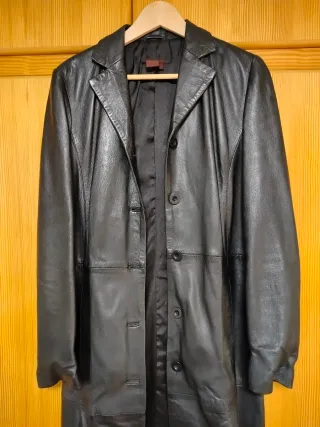 Gabardina de cuero negra