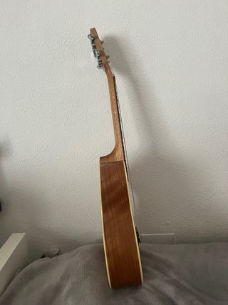 Ukelele de madera color natural