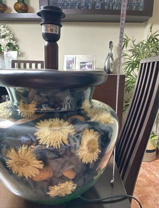 Lámpara de mesa decorativa con flores secas