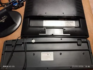 Teclado y Pantalla AOC con Soporte