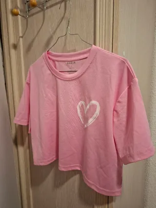 Camiseta Crop Top Rosa con Corazón - Talla L