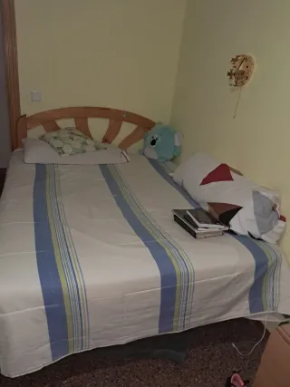 Cama individual de madera y tela