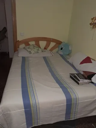 Cama individual de madera y tela