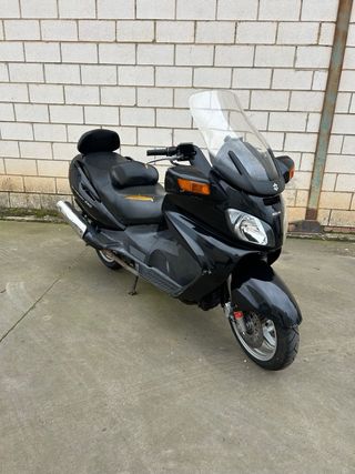 Suzuki Burgman 650 Executive Maxi-scooter