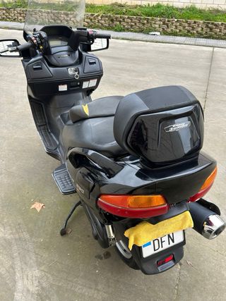 Suzuki Burgman 650 Executive Maxi-scooter