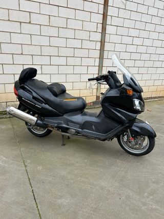 Suzuki Burgman 650 Executive Maxi-scooter