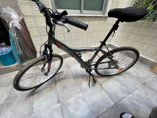 Bicicleta de ciudad color gris para arreglar